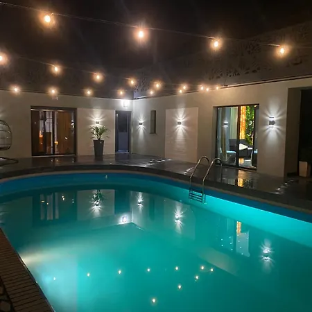 U George'a Hotel *