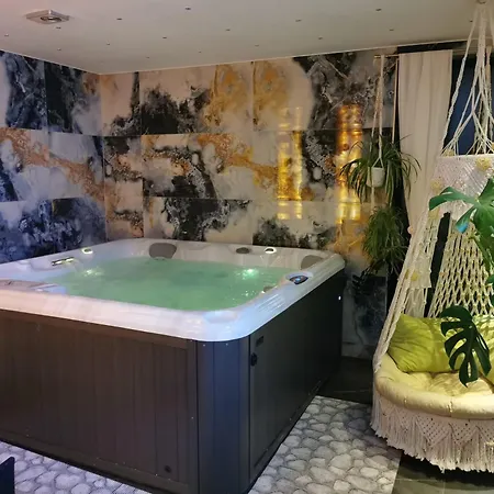 Hotel U George'a *